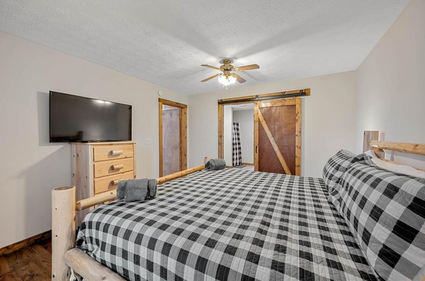 Dog Friendly! Views! Hot Tub! Close To Pf! Gsmnp *