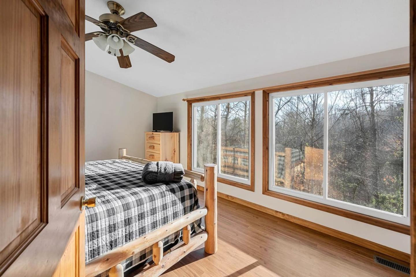 Dog Friendly! Views! Hot Tub! Close To Pf! Gsmnp * Sevierville