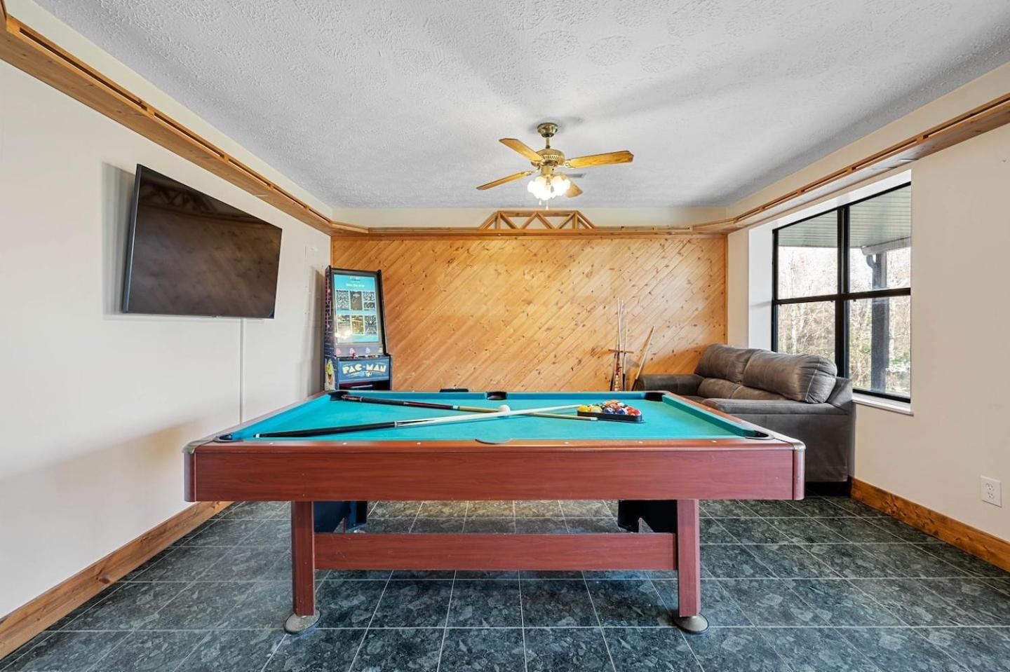 Dog Friendly! Views! Hot Tub! Close To Pf! Gsmnp *