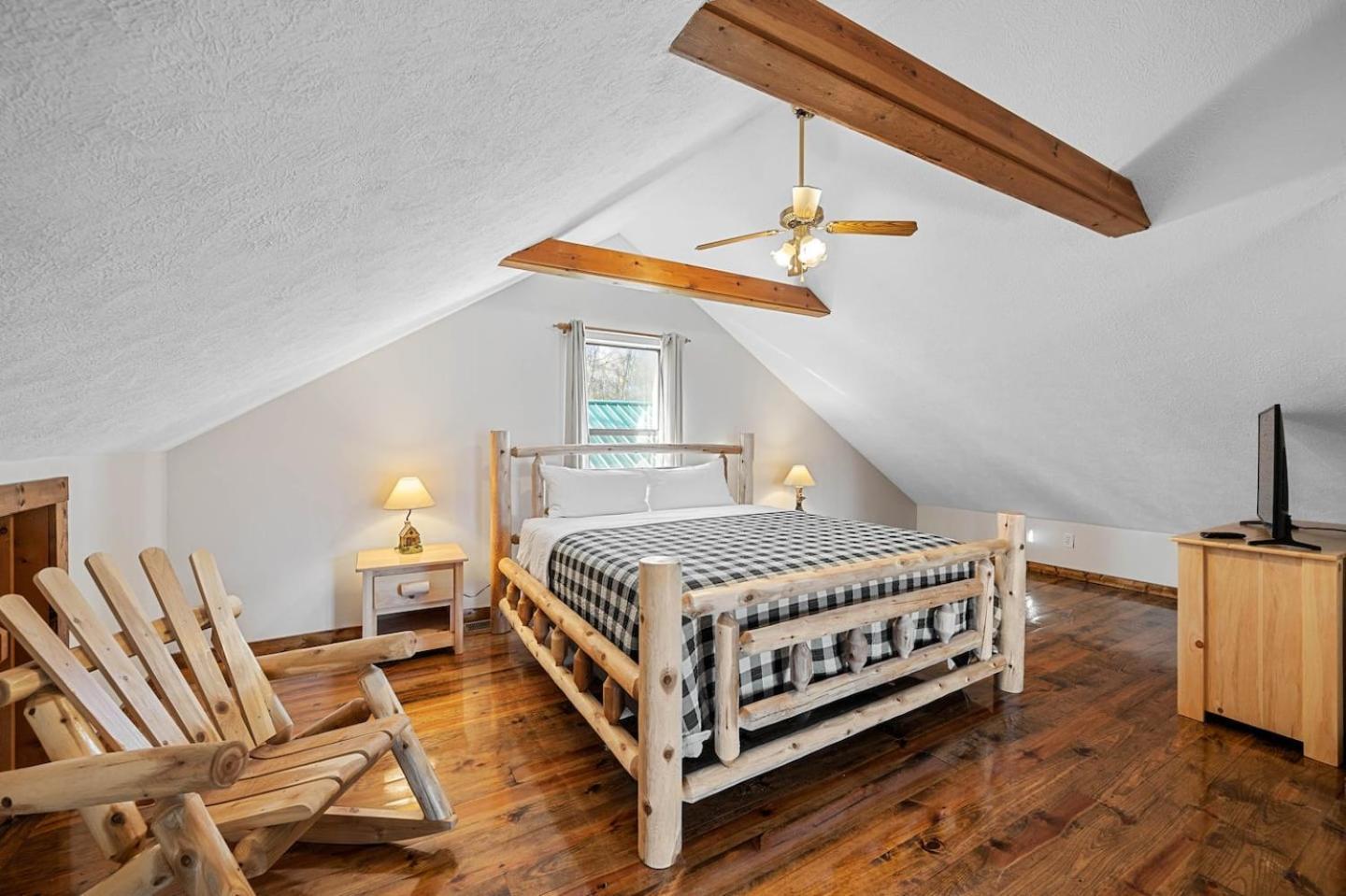 Dog Friendly! Views! Hot Tub! Close To Pf! Gsmnp Holiday home