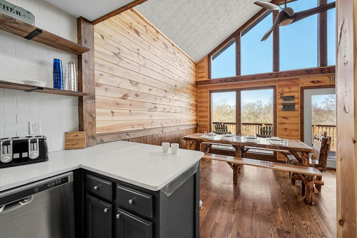 Dog Friendly! Views! Hot Tub! Close To Pf! Gsmnp Holiday home *