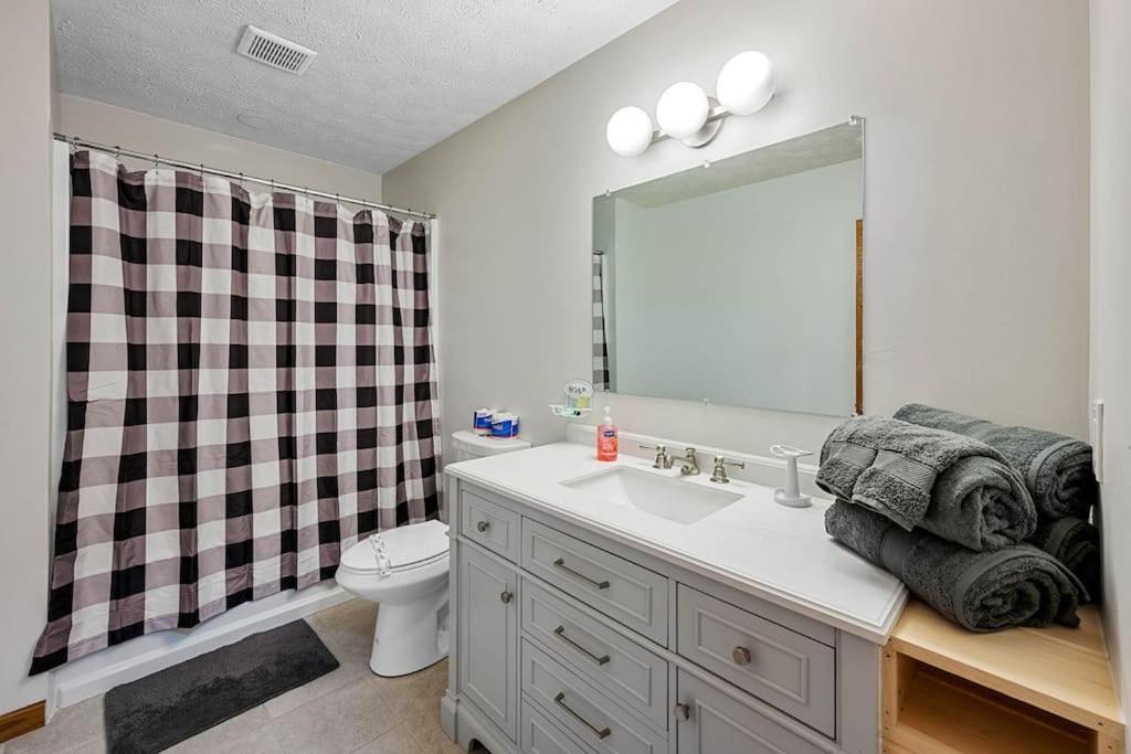 Dog Friendly! Views! Hot Tub! Close To Pf! Gsmnp Holiday home Sevierville
