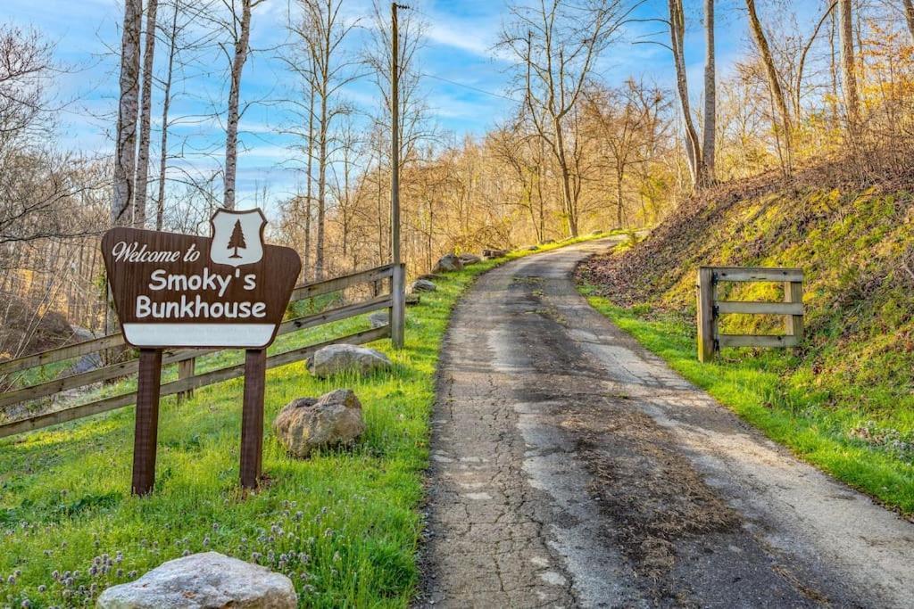 Dog Friendly! Views! Hot Tub! Close To Pf! Gsmnp Sevierville