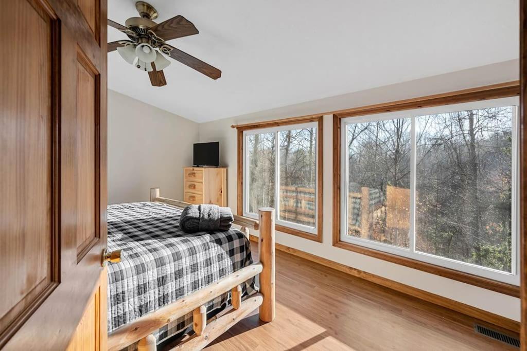 Holiday home Dog Friendly! Views! Hot Tub! Close To Pf! Gsmnp Sevierville