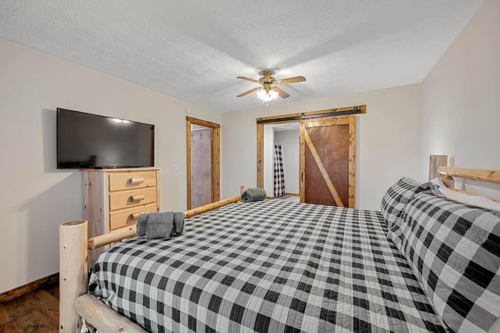 Dog Friendly! Views! Hot Tub! Close To Pf! Gsmnp