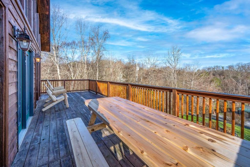 Dog Friendly! Views! Hot Tub! Close To Pf! Gsmnp Holiday home Sevierville