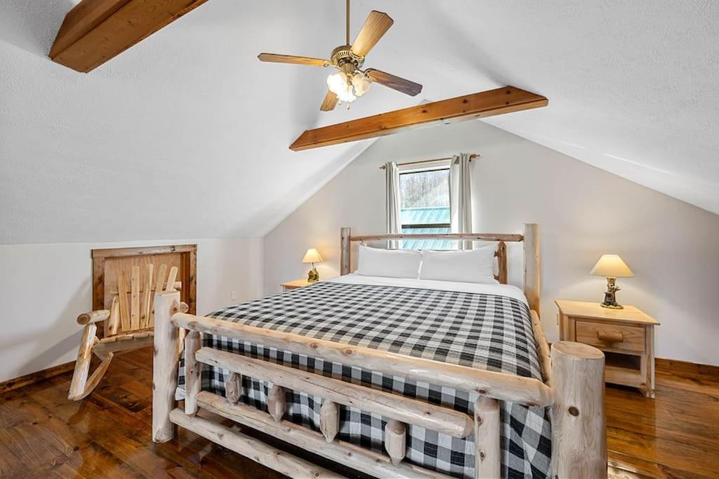 Dog Friendly! Views! Hot Tub! Close To Pf! Gsmnp *