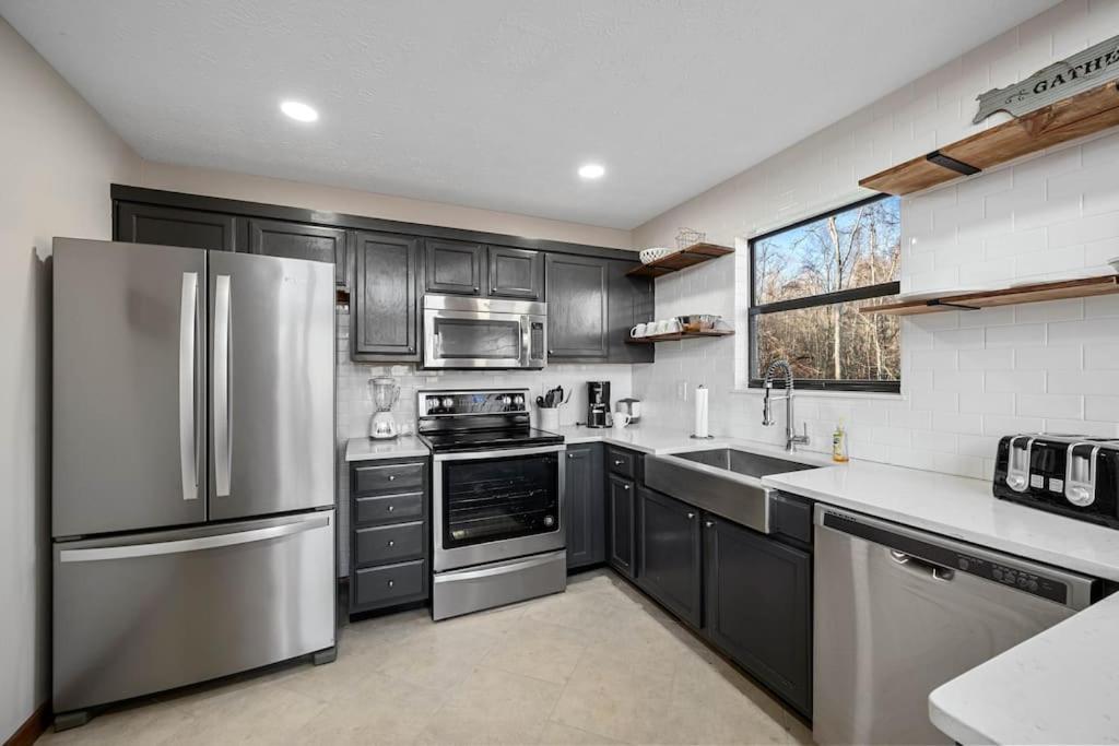 Dog Friendly! Views! Hot Tub! Close To Pf! Gsmnp Holiday home Sevierville