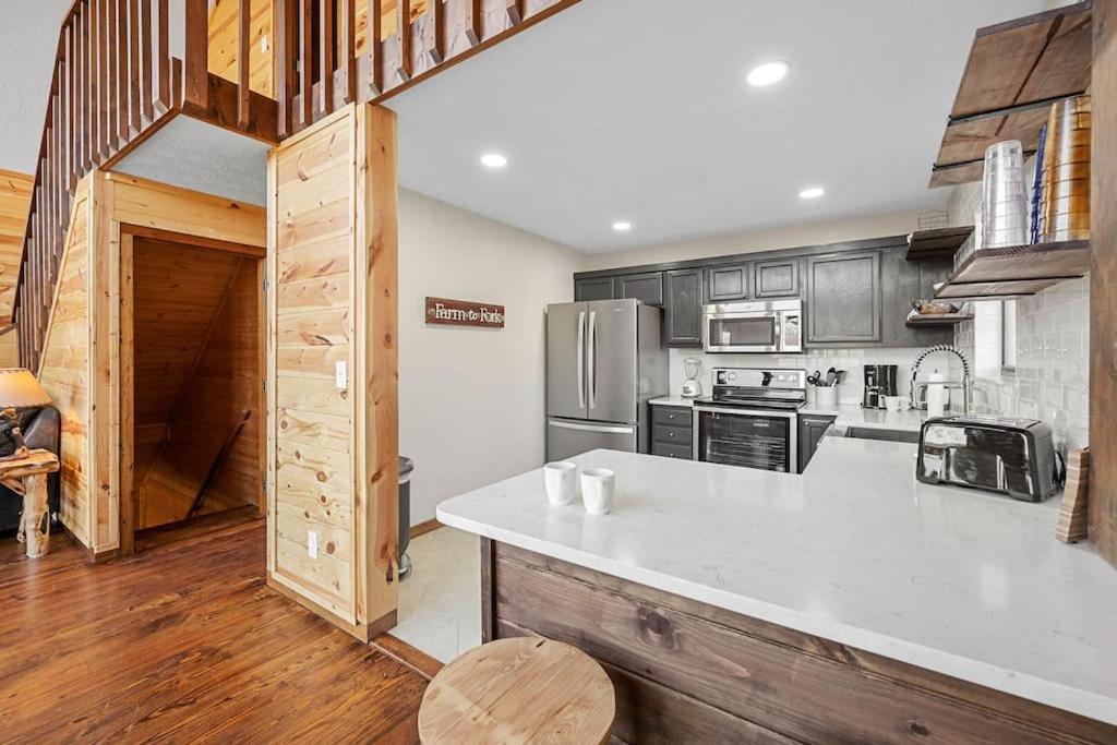 Dog Friendly! Views! Hot Tub! Close To Pf! Gsmnp Sevierville
