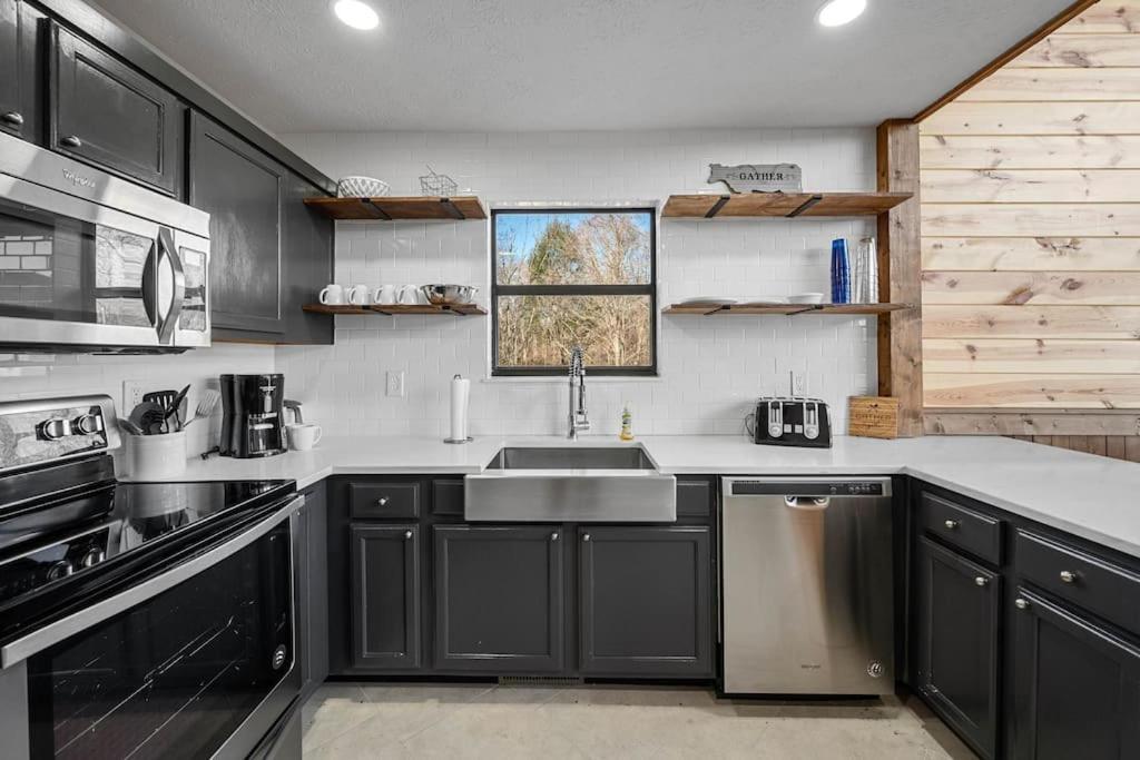 Dog Friendly! Views! Hot Tub! Close To Pf! Gsmnp Holiday home Sevierville