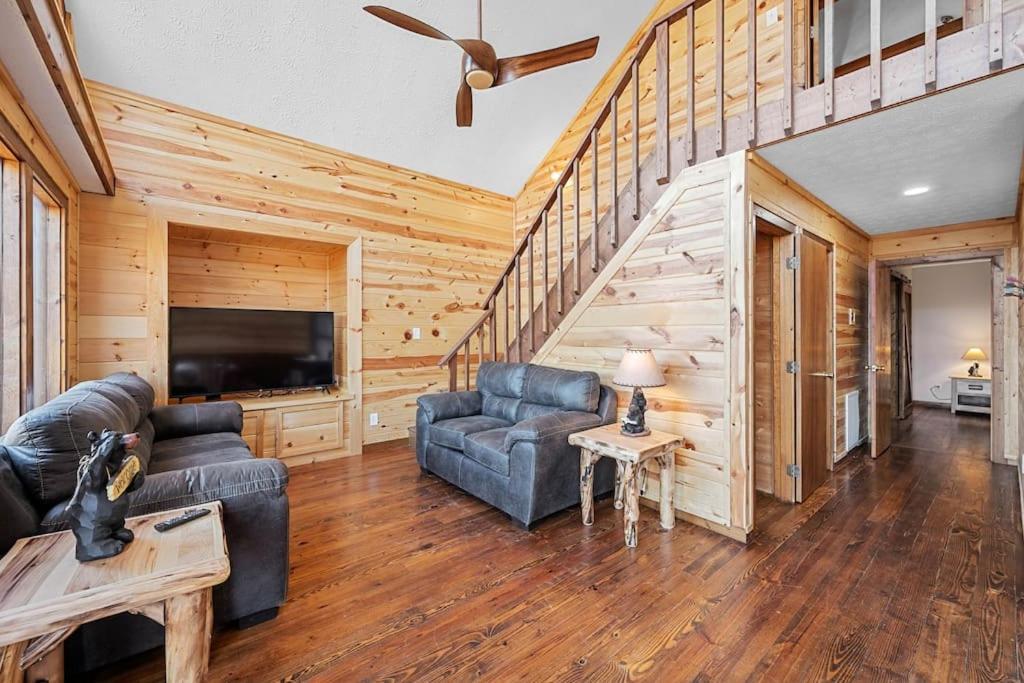 Dog Friendly! Views! Hot Tub! Close To Pf! Gsmnp Holiday home